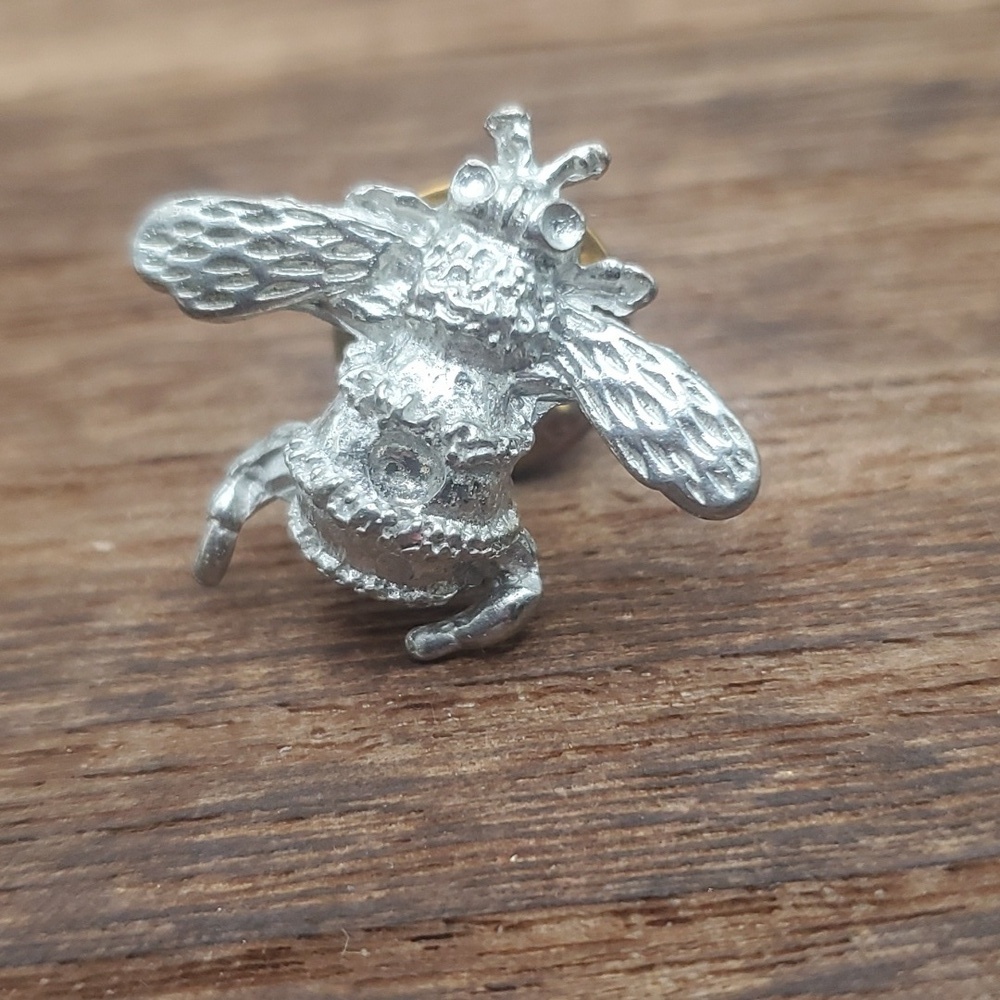 Honeybee pin B323